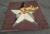 Плита из красного гранита (518205) монтаж комплект горелка ГВД 379 10 89 00 ПС вечный огонь звезда латунь ø 1100 мм. пустотелая  в Кизеле