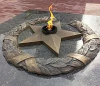 Бронзовый венок со звездой вечного огня в Кизеле (518550)