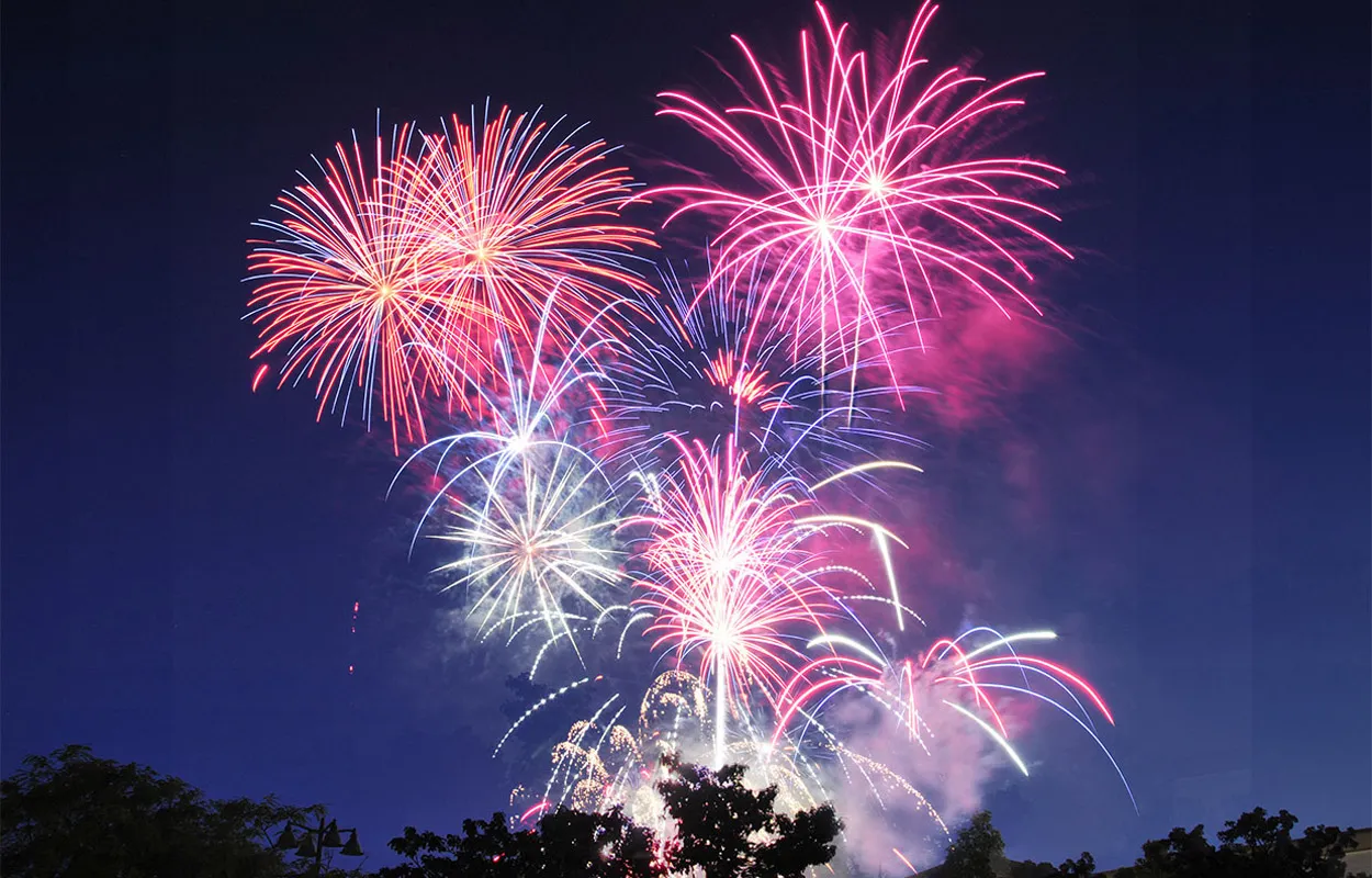 Высотный салют Кизел Высотный салют – слагаемые пиротехнического эффекта. Визуальный эффект высотного салюта - заряд летит на высоту, соответствующую калибру пусковой мортиры. После выстрела из пушки пиротехнический шар высотного салюта достигает высоты 100, 150 или все 300 метров, где взрывается ослепительно – яркой огненной сферой. организация и проведение фейерверк шоу от магазина пиротехники — Кизел Высотный салют Кизел Высотный салют – слагаемые пиротехнического эффекта. Визуальный эффект высотного салюта - заряд летит на высоту, соответствующую калибру пусковой мортиры. После выстрела из пушки пиротехнический шар высотного салюта достигает высоты 100, 150 или все 300 метров, где взрывается ослепительно – яркой огненной сферой. организация и проведение фейерверк шоу от магазина пиротехники — Кизел