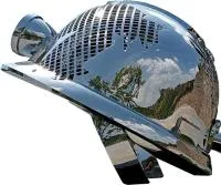 Каска - скульптура абстрактная скульптура из нержавеющей стали на заказ — Кизел  