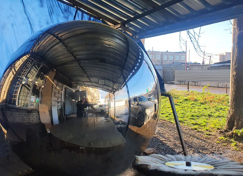 Зеркальный шар из нержавеющей стали - диаметр 2 метра Кизел